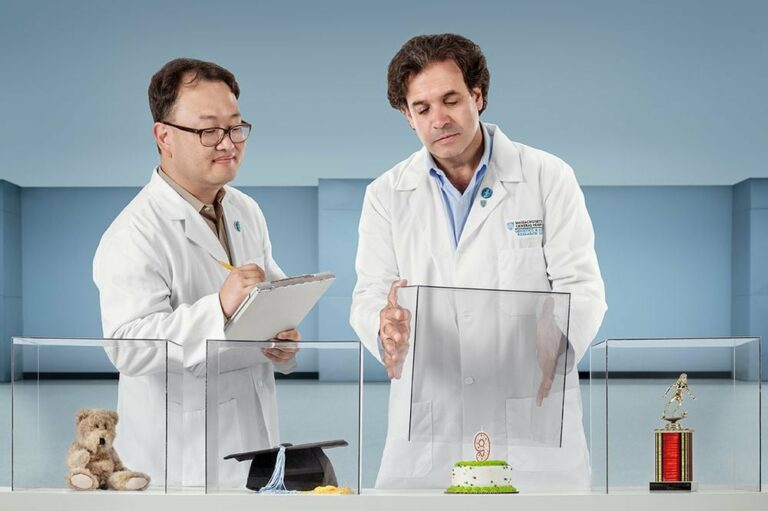 Rudolph Tanzi and Doo Yeon Kim in the lab (Photo by Irvin Serrano)