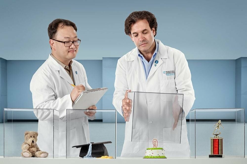Rudolph Tanzi and Doo Yeon Kim in the lab (Photo by Irvin Serrano)
