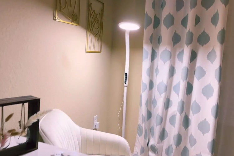 Light therapy lamp