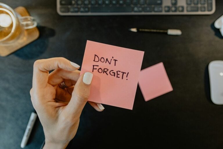 a person holding a note that says don't forget